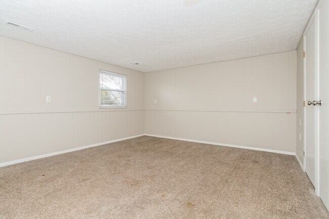 Building Photo - Beautiful Tri-Level Home!