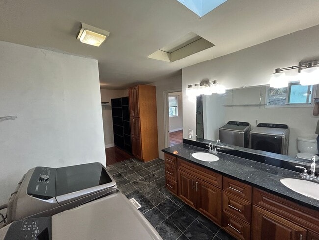 Building Photo - 3 bed/ 2 bath Two Story House overlooking ...