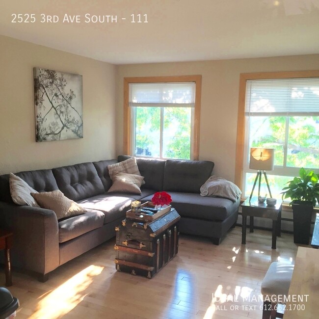 Building Photo - Spacious, Sun Filled 1 Bedroom Condo