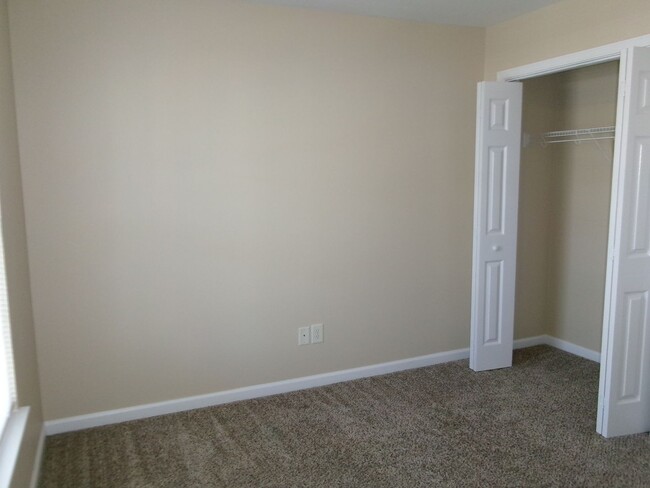 Building Photo - Second floor 2 bedroom, 2 bath condo with ...