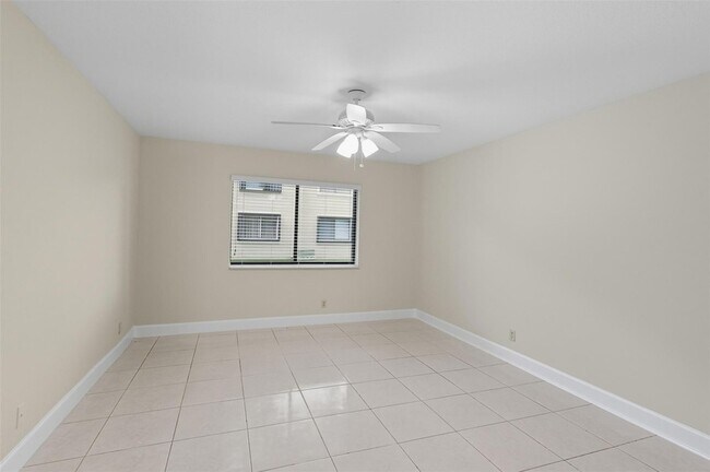 Building Photo - 434 Lakeview Dr