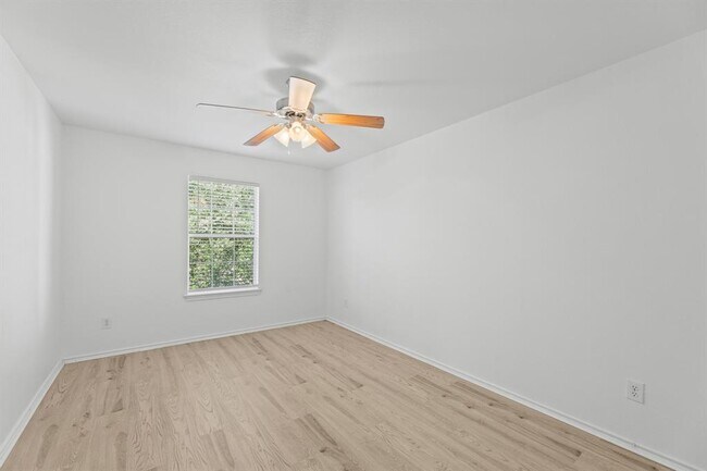 Building Photo - 722 Lavaca Loop