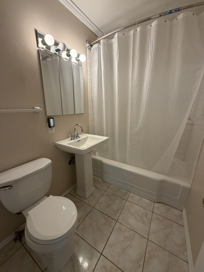 Building Photo - 1225 W Main St