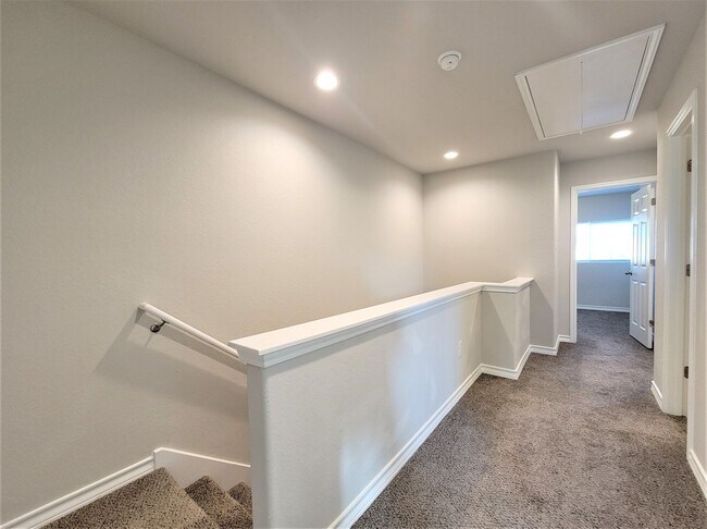 Building Photo - Beautiful 3 bed / 2.5 bath townhome