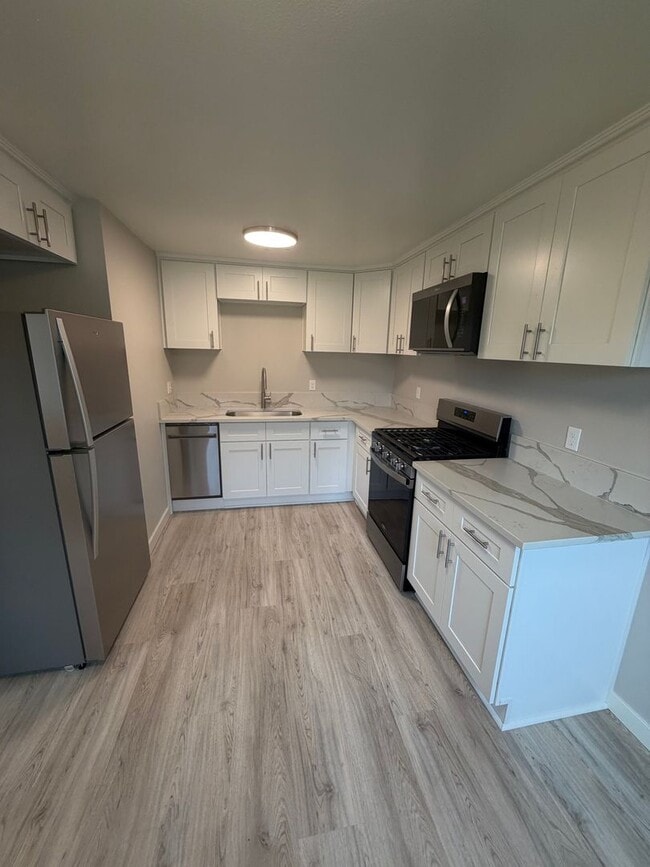 Building Photo - Newly Remodeled Large 2 Bedroom!