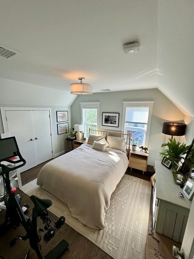 Building Photo - Spacious 3 Bed 2.5 Bath with Parking!