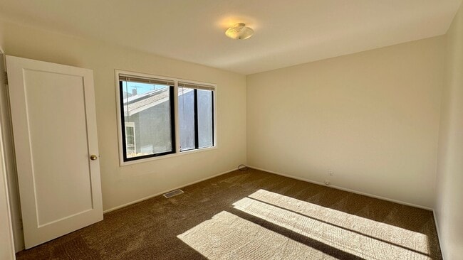 Building Photo - Fantastic House with Expansive Backyard and Large Detached Garage