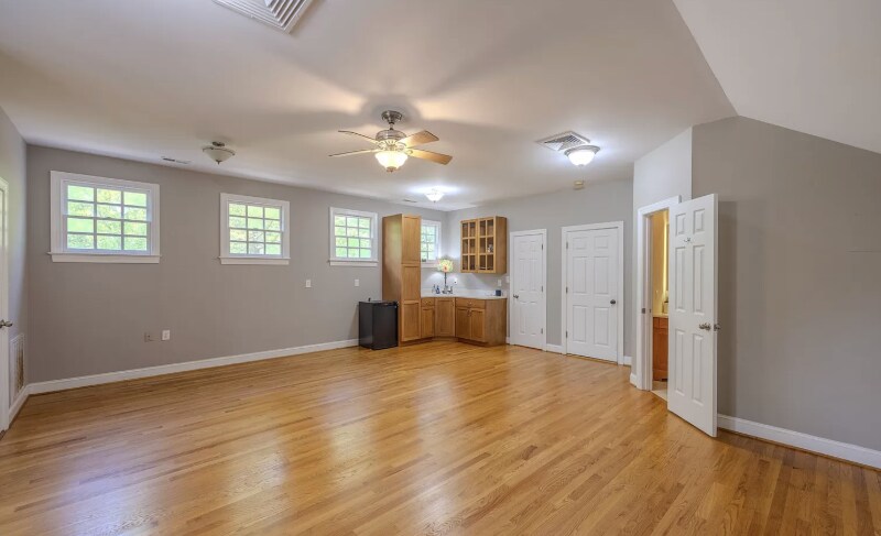 Building Photo - 301 Red Fox Run Dr