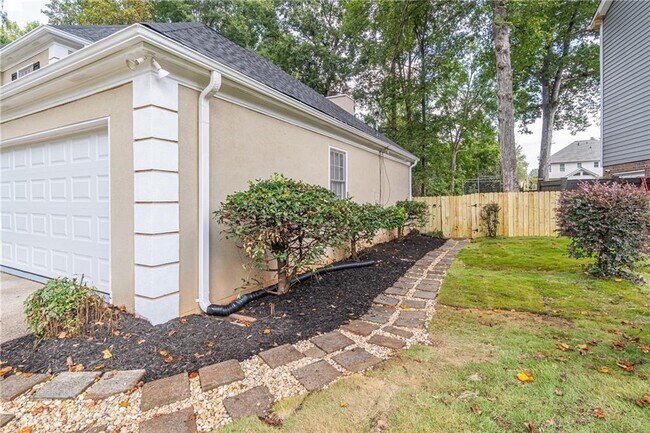 Building Photo - 736 Singley Dr