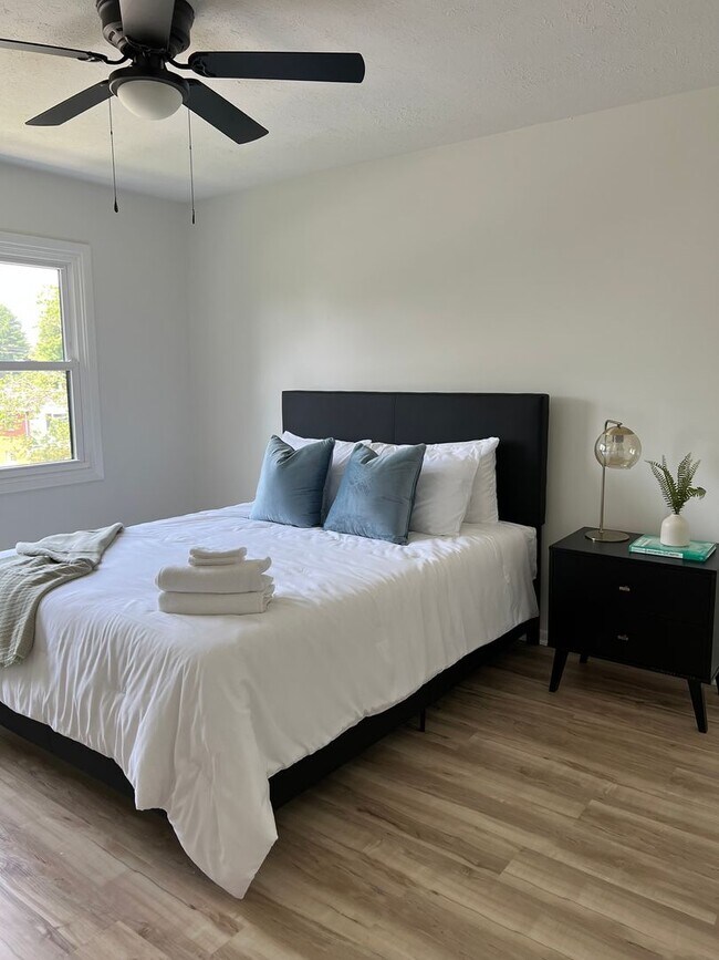 Building Photo - Fully Furnished Mid Term Near Shelbyville Country Club!