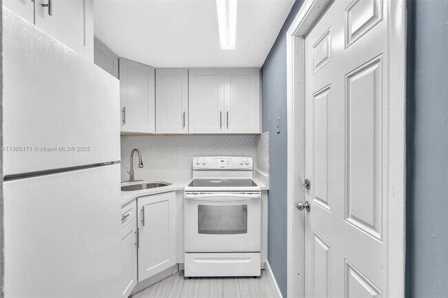 Building Photo - 101 SE 6th Ave