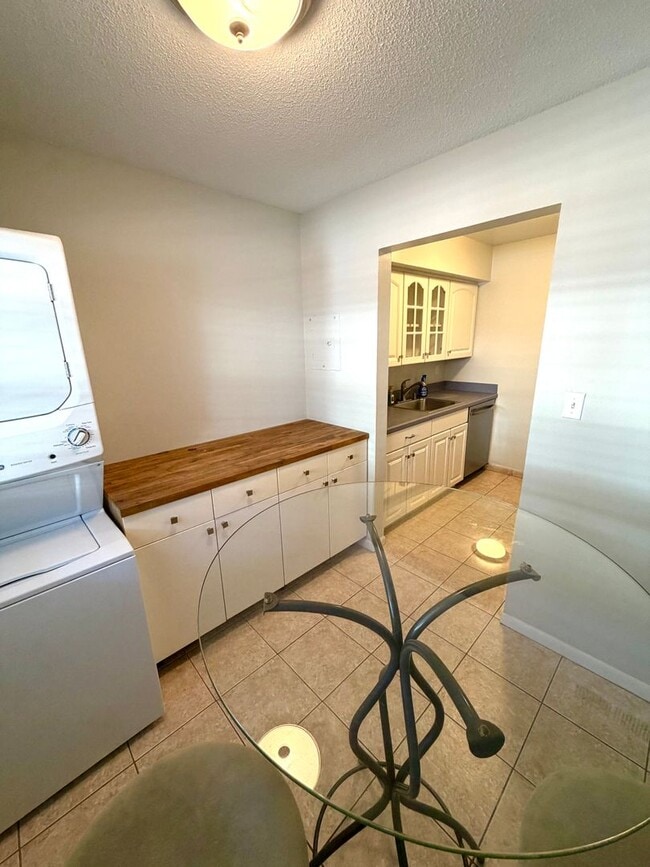 Building Photo - Popular Location 2/1