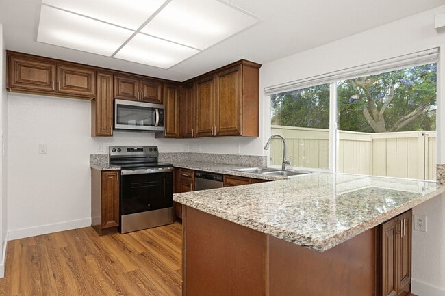Building Photo - Updated Townhome in El Camino Club Estates!