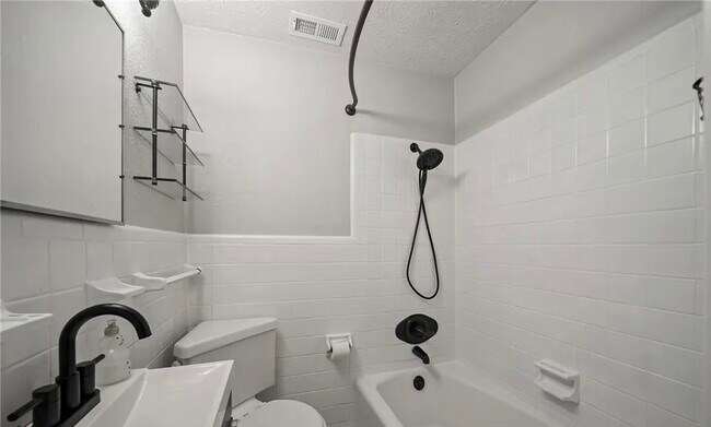 Building Photo - 2529 Sycamore St