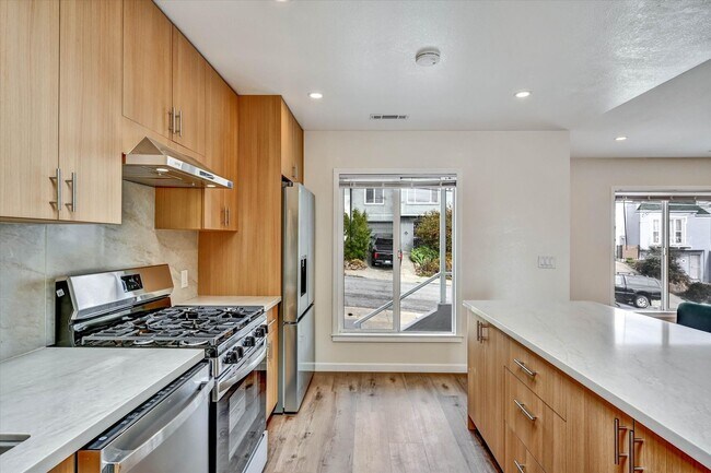 Building Photo - 123 Byxbee St