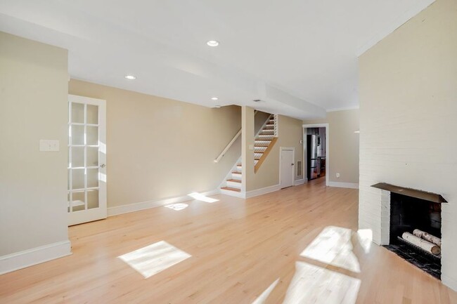 Building Photo - Sleek Kingman Park Abode!