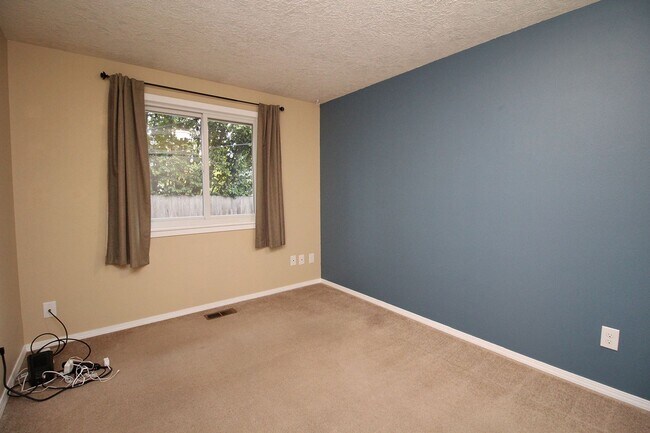 Building Photo - Updated 3 Bed/2 Bath Milwaukie Ranch Home Set On A Gorgeous Lot