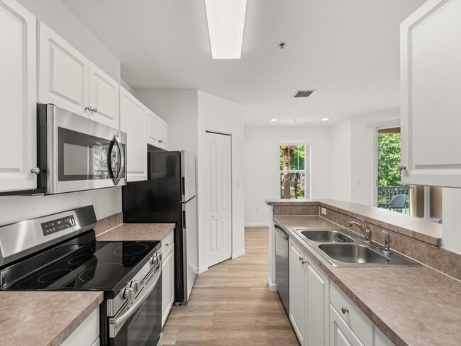 Building Photo - 5020 Fairways Cir