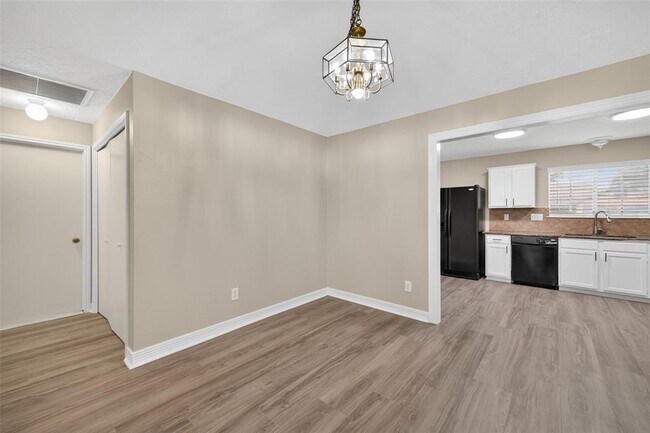 Building Photo - 6906 Pembrough Ln