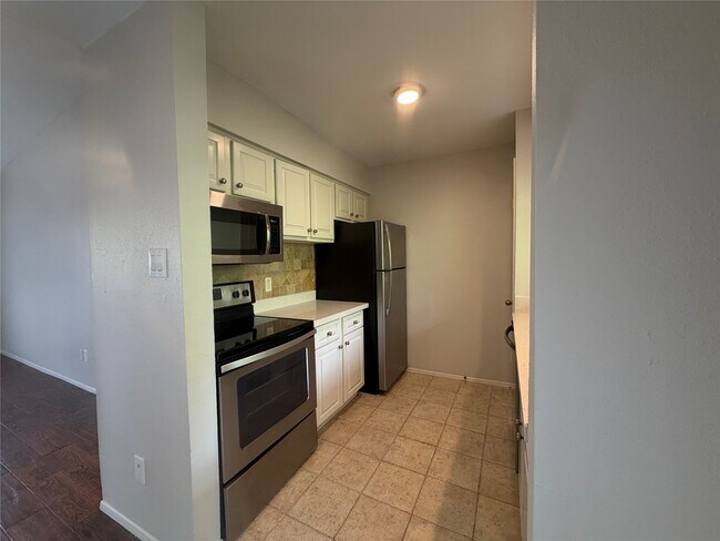 Building Photo - 3300 Pebblebrook Dr