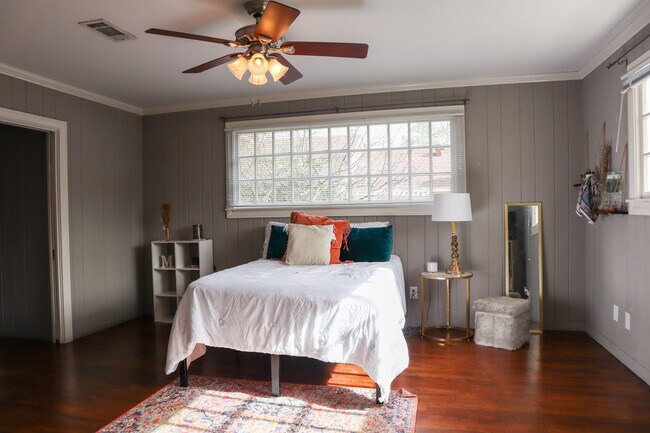 Building Photo - 123 Lloyd St