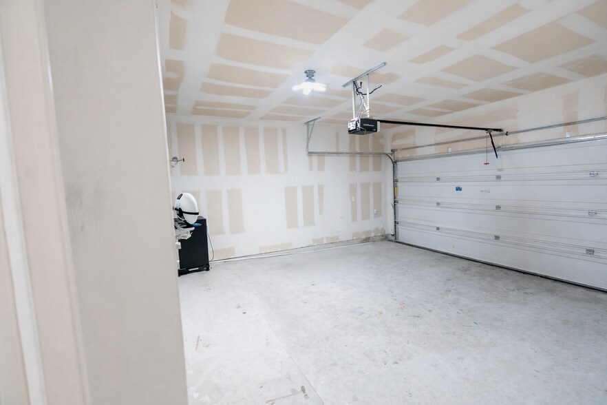 Building Photo - Room in Condo on Red Bud Ridge Ln