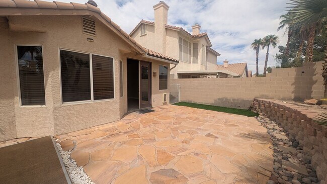 Building Photo - 3 bedroom 1 story house with large backyar...