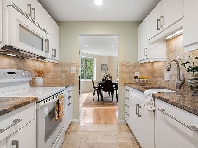 Building Photo - "Spacious 2-Bed Retreat with Granite Touches & Pool Access in Cambridge's Heart!"