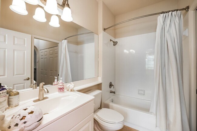 Building Photo - 2 Bed + Flex, 2 Bath Fully Furnished Annual Rental