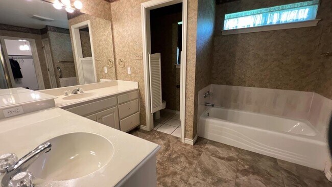 Building Photo - 903 Milroy Dr W