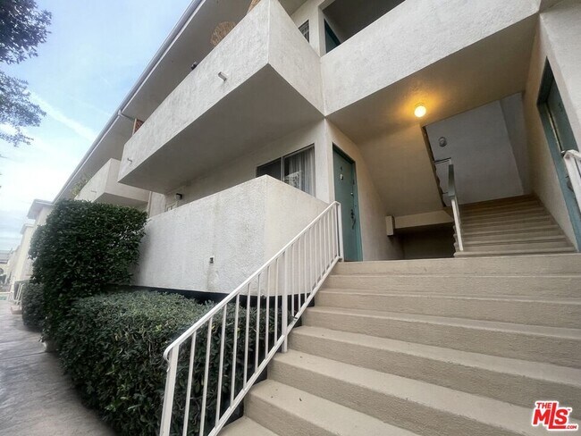 Building Photo - 5330 Zelzah Ave