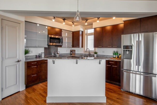Building Photo - Matae Condominiums - Lower Queen Anne/Bell...