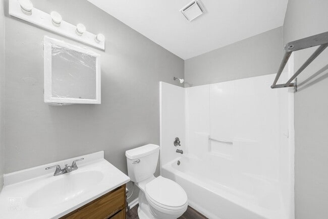 Building Photo - 2 Bedroom Condo in the Virginia Road Condominiums in Crystal Lake!