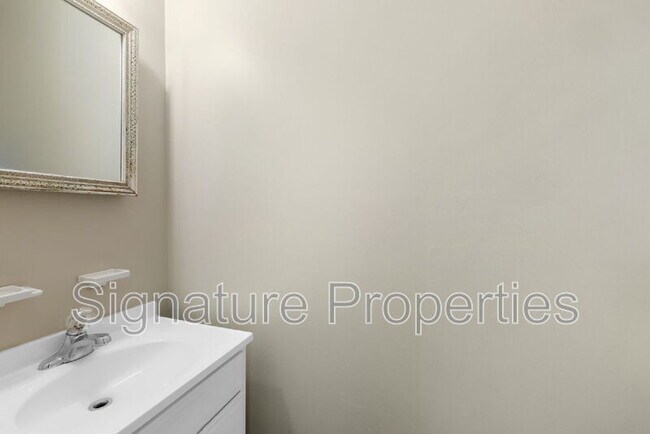 Building Photo - 1413 Robindale Rd