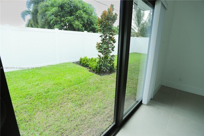 Building Photo - 1041 W Lakewood Rd