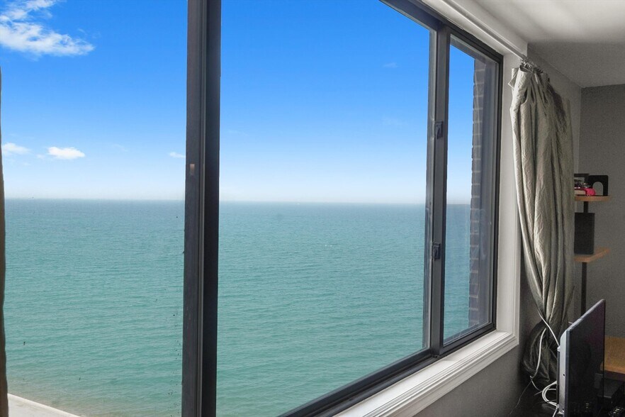 Building Photo - 6325 N Sheridan Rd