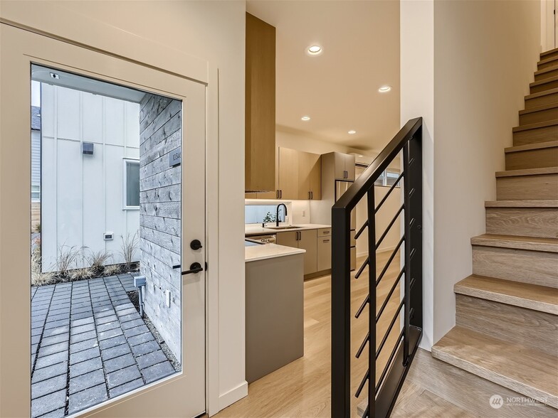 Entry/Landing - 10346 Wallingford Ave N