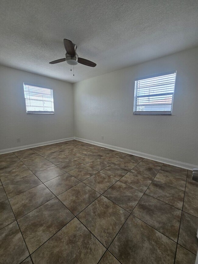 Building Photo - 432 Auburn Dr
