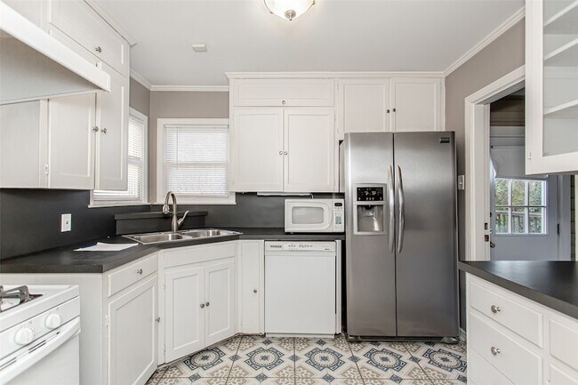 Building Photo - 8642 Daytonia Ave