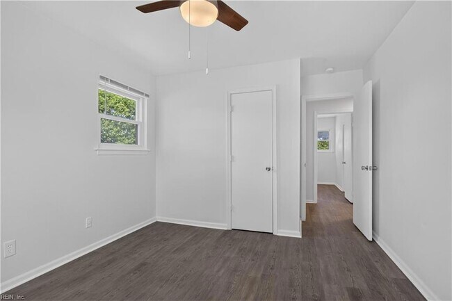 Building Photo - 3044 Camelot Blvd
