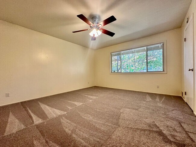 Building Photo - Spacious 3 Bed 2.5 Bath Walnut Creek Townhome - Commuter's Dream!