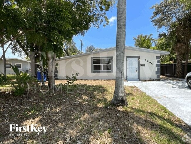 Building Photo - 1290 SW 28th Ave