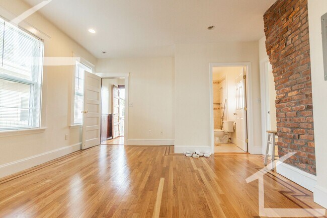 Building Photo - No Brokers Fee, Pets Friendly, Eat-in Kitchen, Big Bedrooms, Laundry on a Site