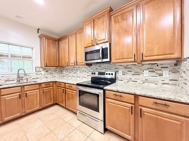 Building Photo - Spacious Two-Story Home with Hot Tub, Pool Table & Fenced Yard in Panther Creek