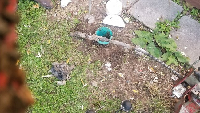 Building Photo - 3 BR 1 1/2 Bath 2 Story Available Now!