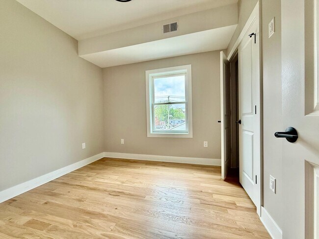 Building Photo - 12 Terhune Ave