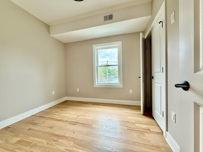 Building Photo - 14 Terhune Ave
