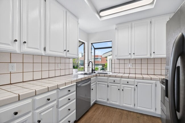 Building Photo - 2 Bedroom Condo for Rent in Redding CA | Pool, Spa, Fireplace, Balcony
