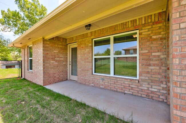 Building Photo - 721 League Cir