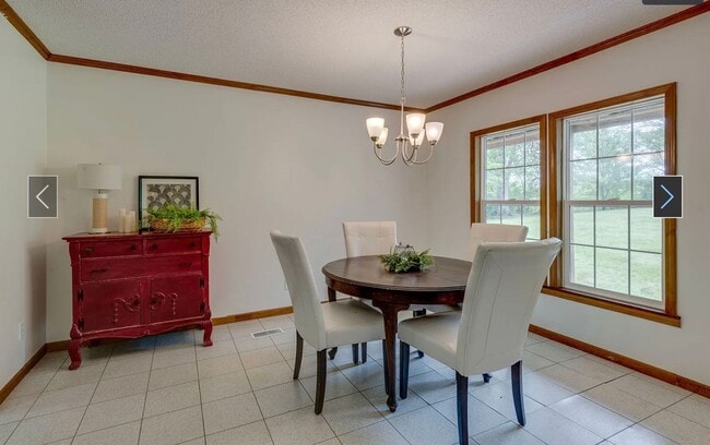 Building Photo - Fairview - 3 bedroom 2 baths - Private living